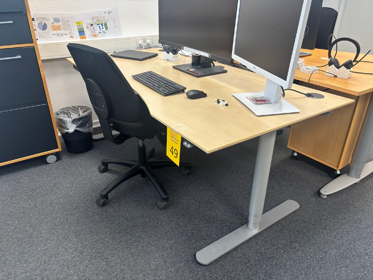 Hæve-/sænkebord med kontorstol & skraldespand (Uden skærme og andet på bordet)
