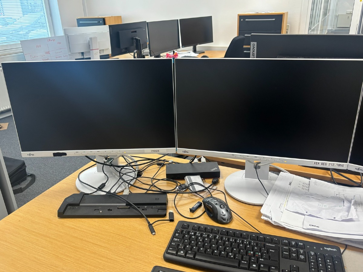 2 stk. Fujitsu skærme (model B24-9 TE)