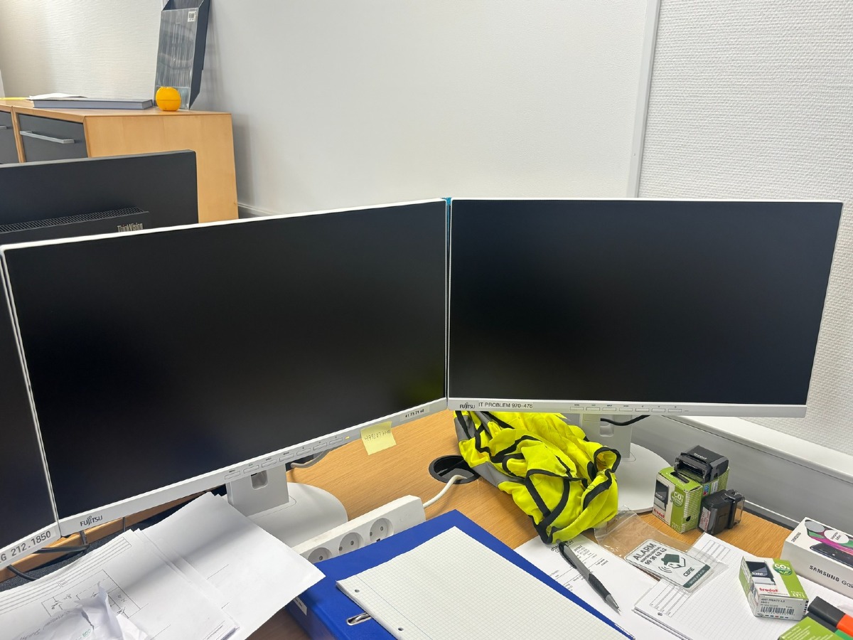 2 stk. Fujitsu skærme (model B24-9 TE)