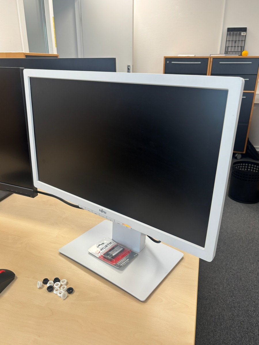 2 stk. Fujitsu skærme (model B24-9 TE)
