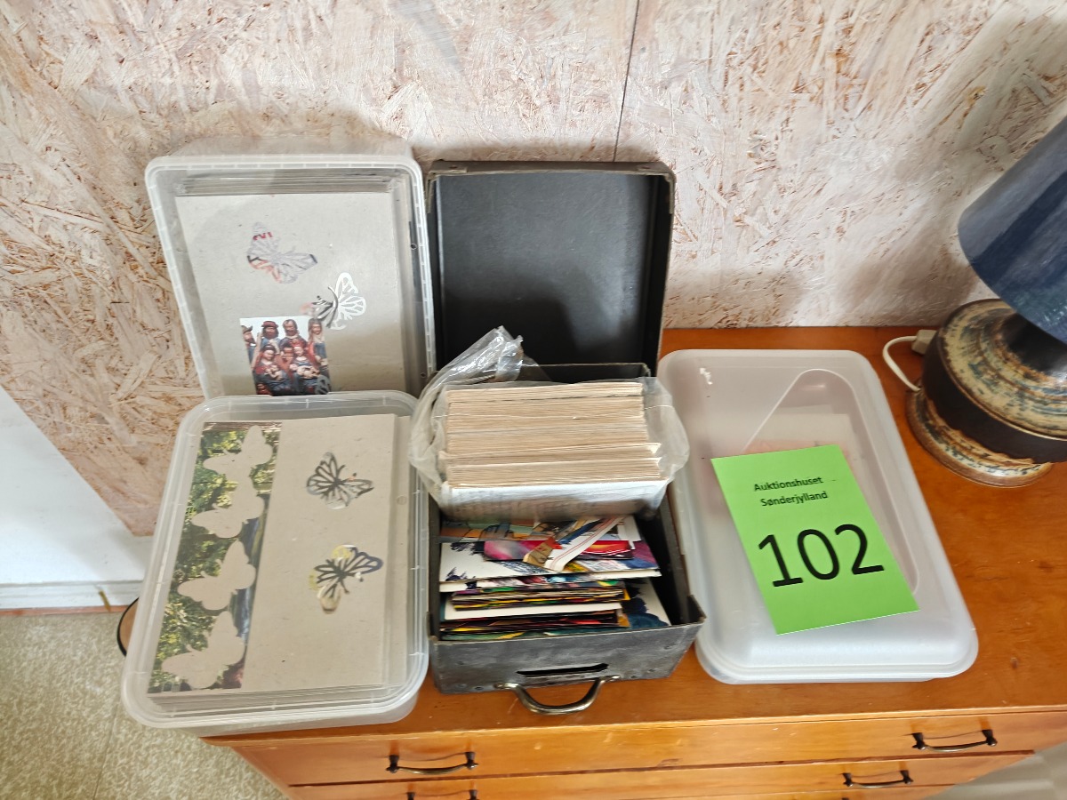 Postkortsamling med papirklip