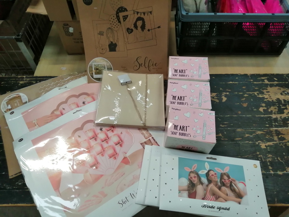 Forskellige genstande til polterabend for bruden