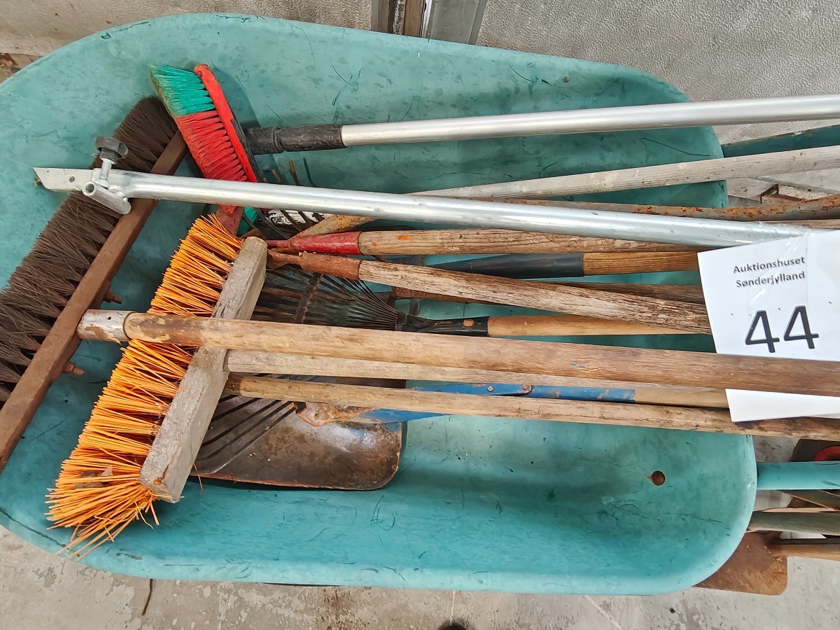 Tohjulet trillebør med redskaber. 