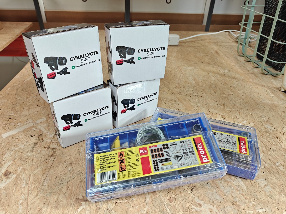 Profex cykelværktøj kasse med 66 dele, 2 stk & 4 stk. cykellygte sæt