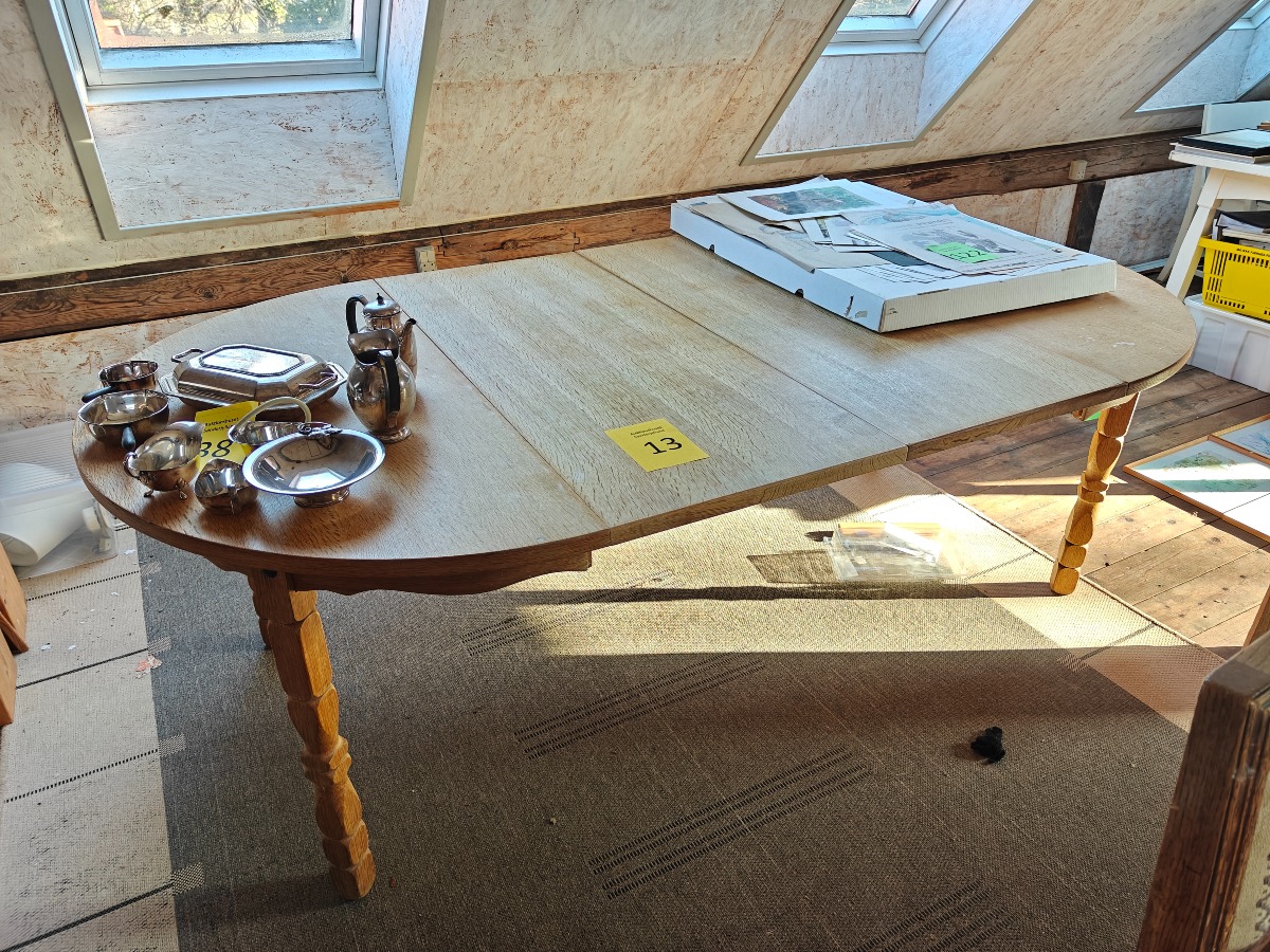 Rundt spisebord af syret eg