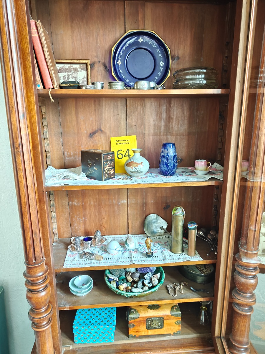 Indhold af vitrineoverdel af bogskab