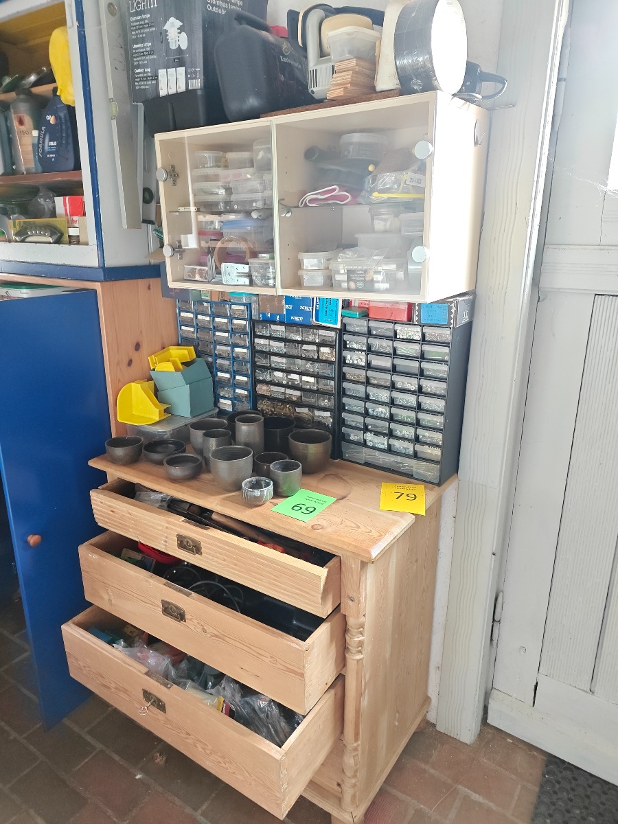 Samling af værktøj, skruer m.m. 