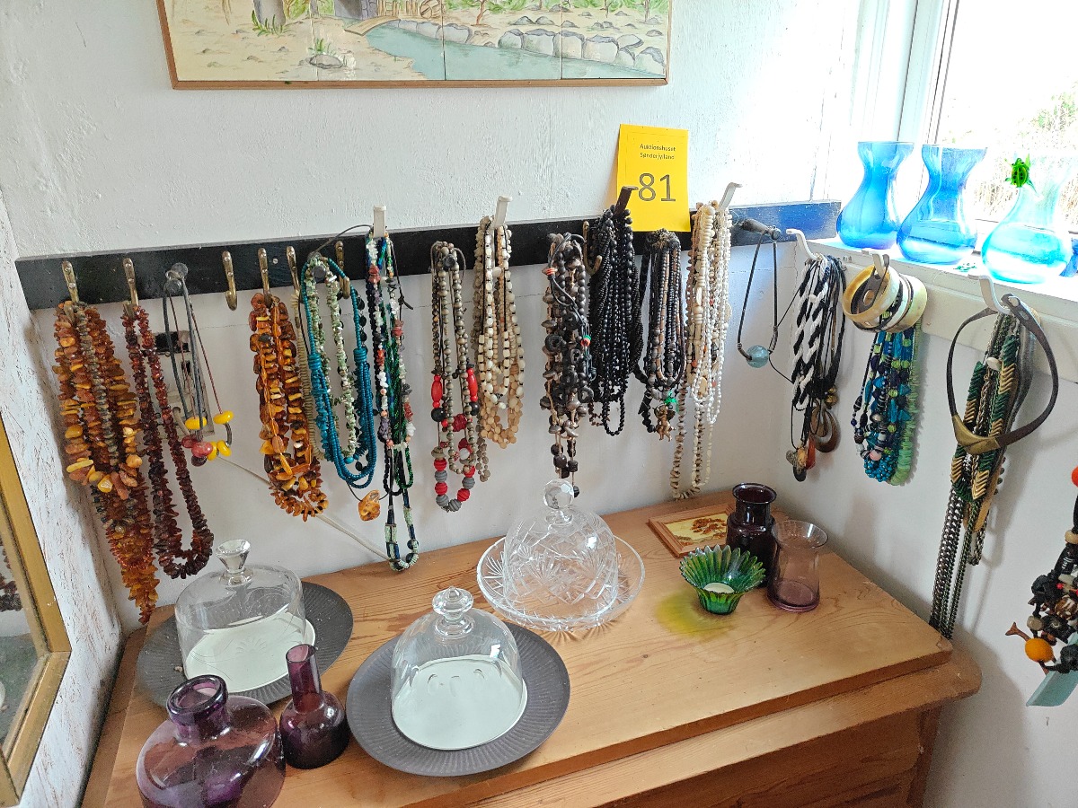 Samling halskæder og armringe