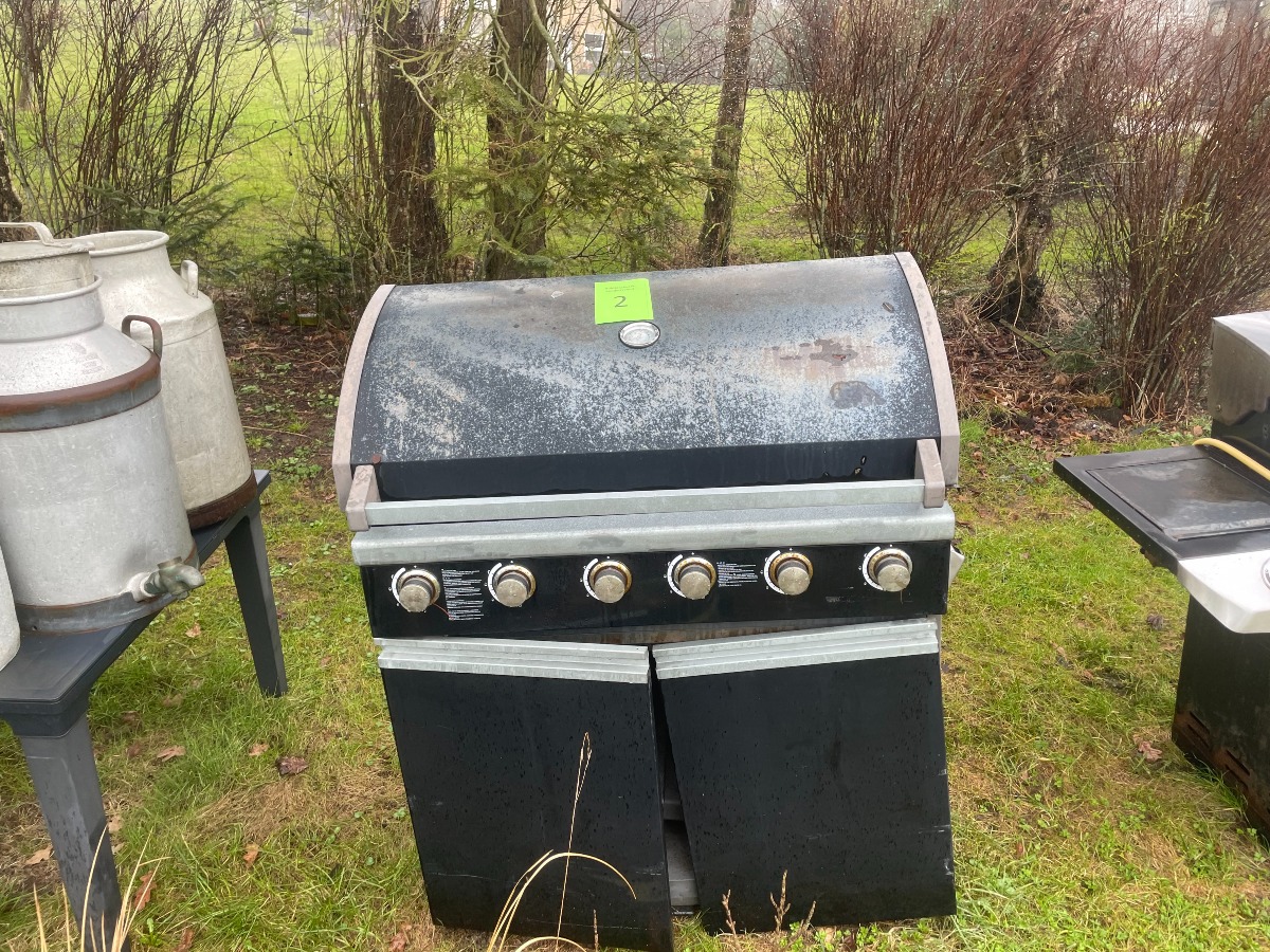 Gasgrill med 6 brændere samt grillplade