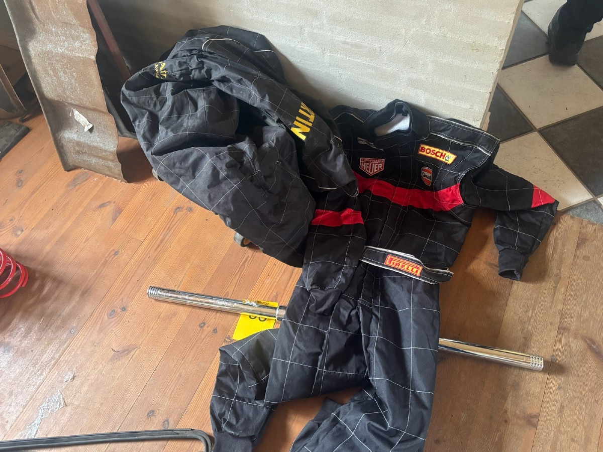 2 køredragter den ene størrelse 64 den anden størrelse 56