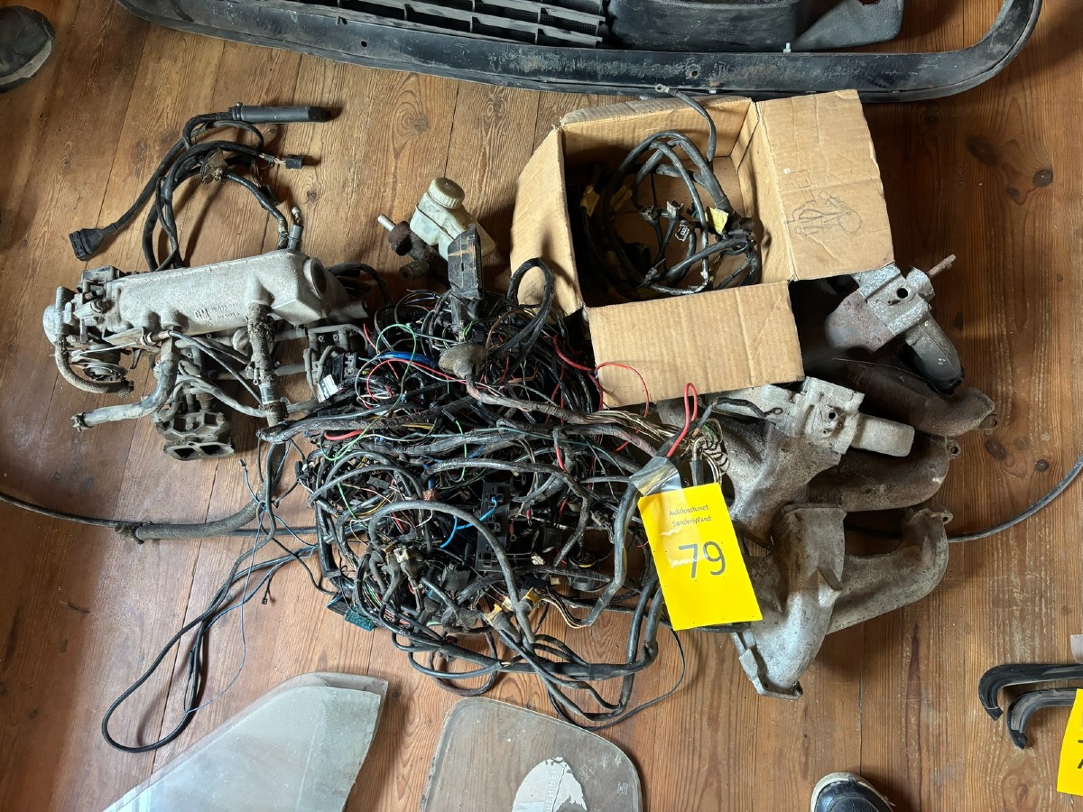 Indsprøjtning og udstødning manifold med ledningsnet