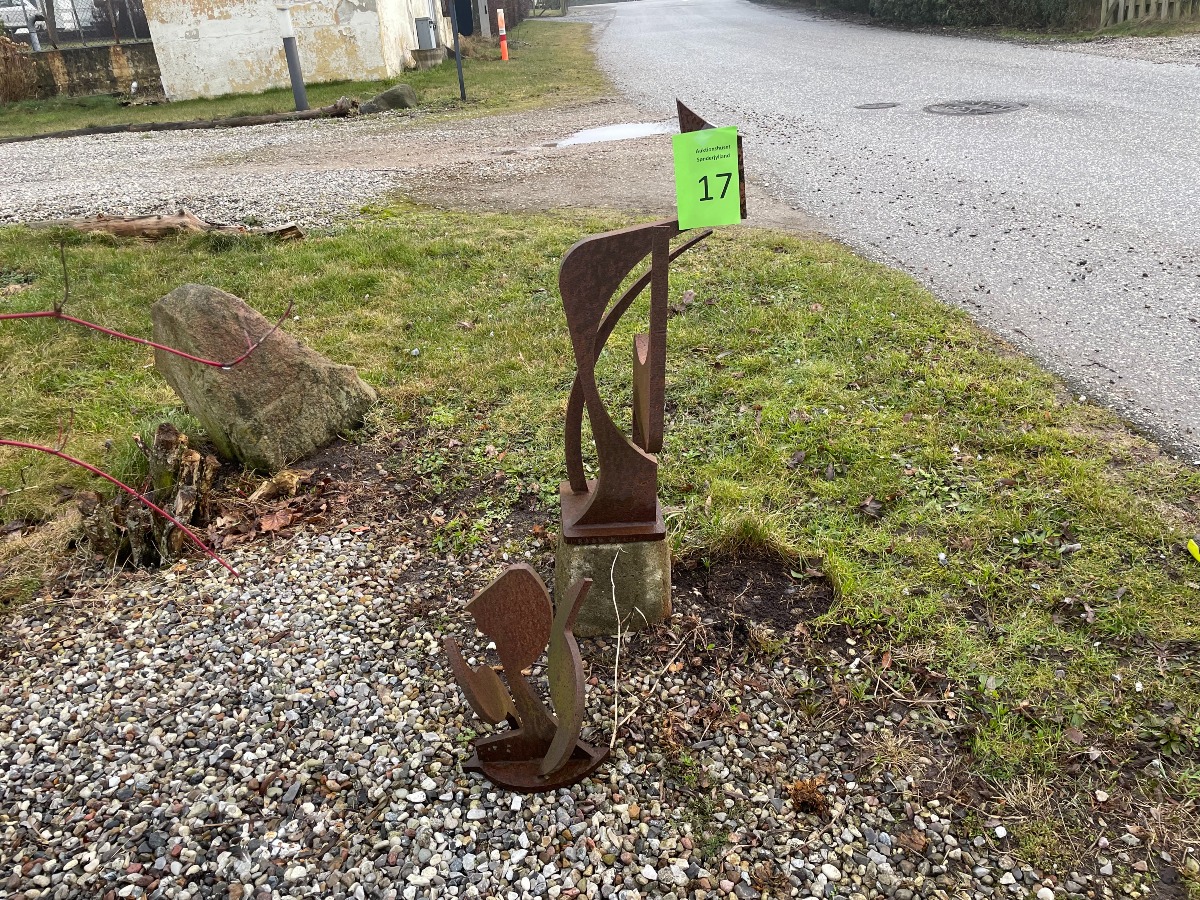 2 Jernskulpturer af ukendt kunstner. 