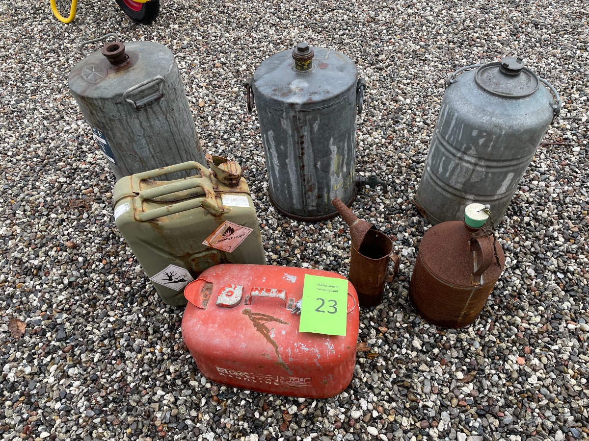 7 dele benzin og sprit dunke. 