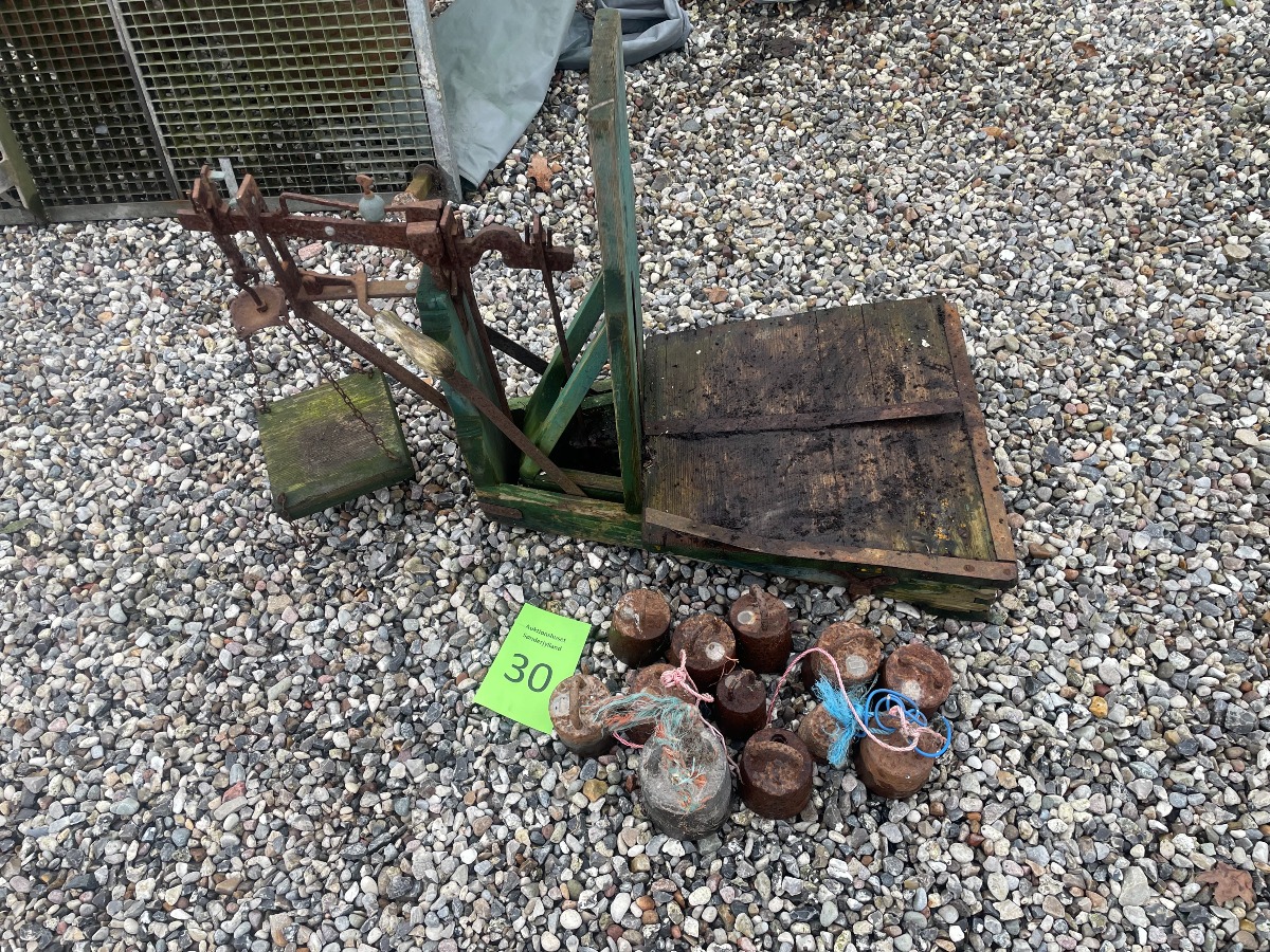 Kornvægt med 12 lodder. 