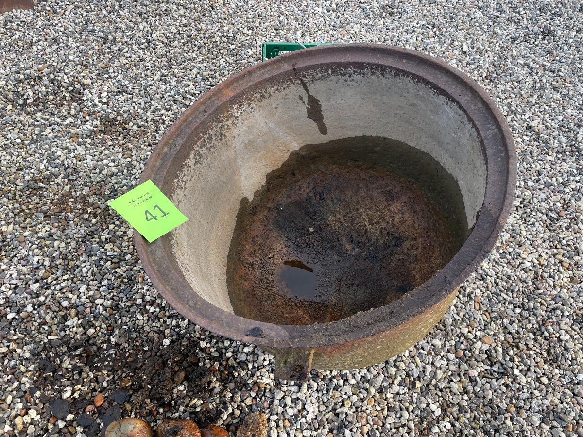 Kæmpe gruekedel i støbejern