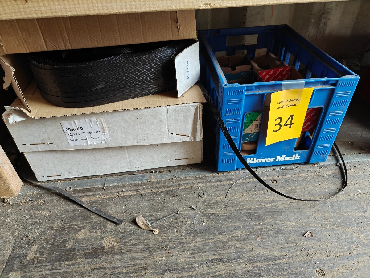 Kasse med div. søm, skruer & emballagebånd