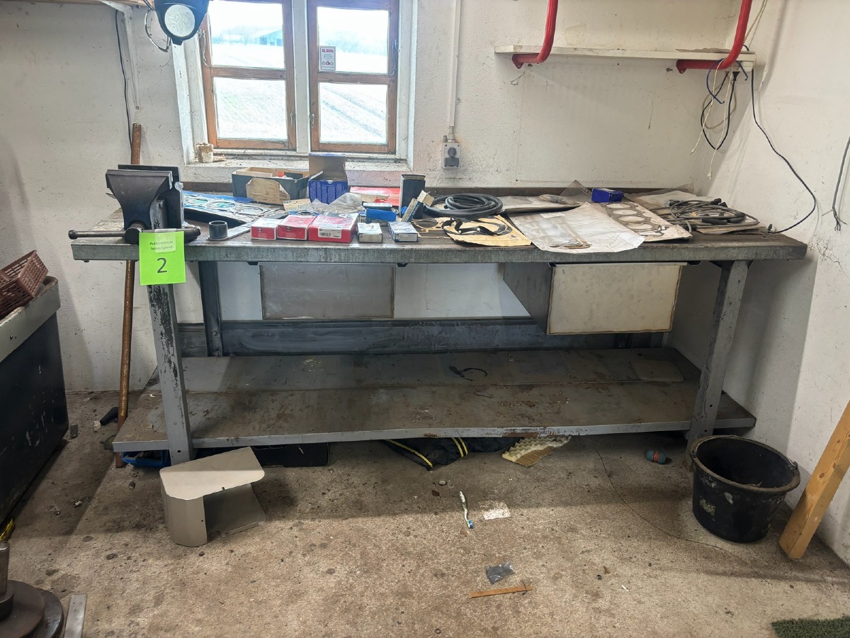Værkstedsbord med skruestik & 2 skuffer (Uden indhold)