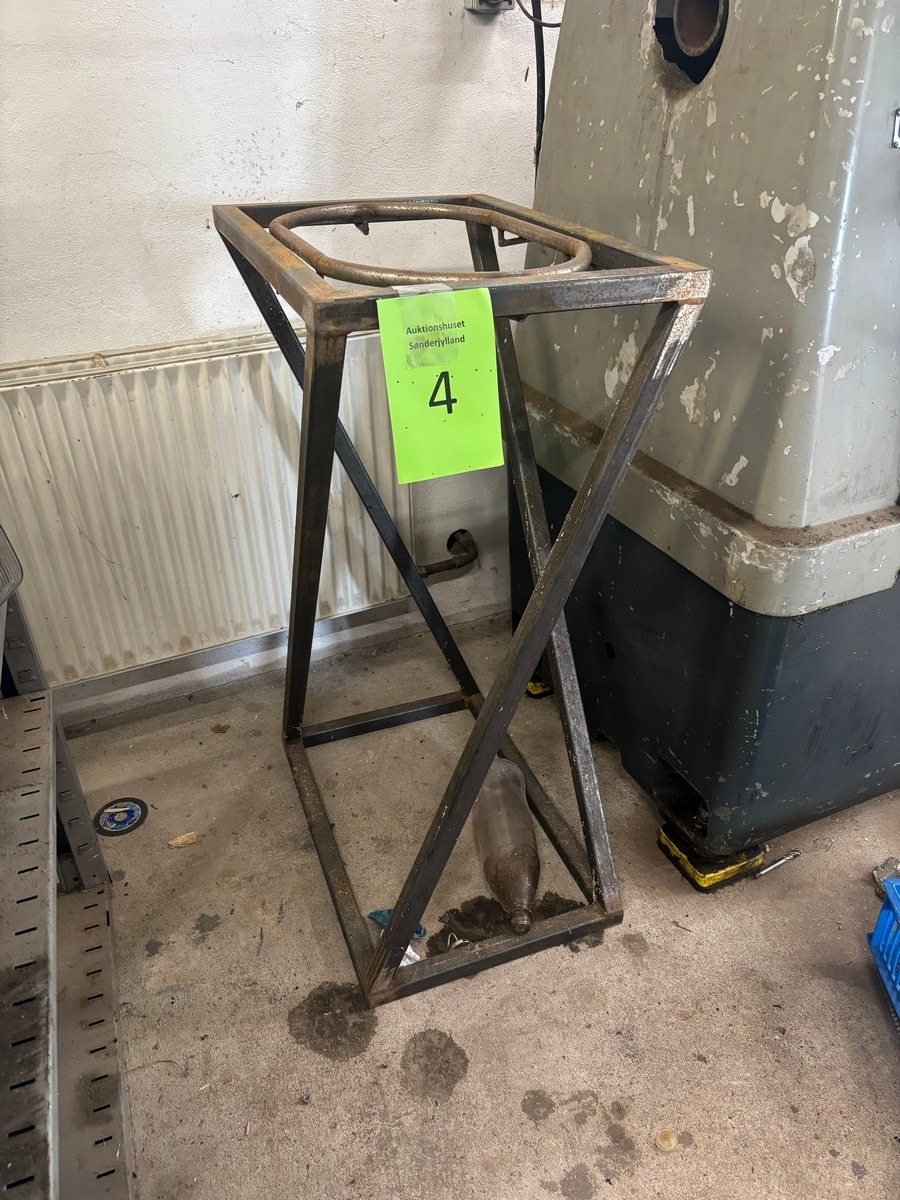 Solidt stativ udført i svejst metal til skraldestativ