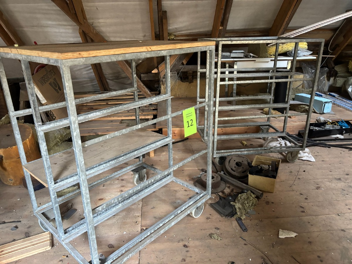 2 stk. rulleborde med 7 stk. tilsvarende kasser der passer til