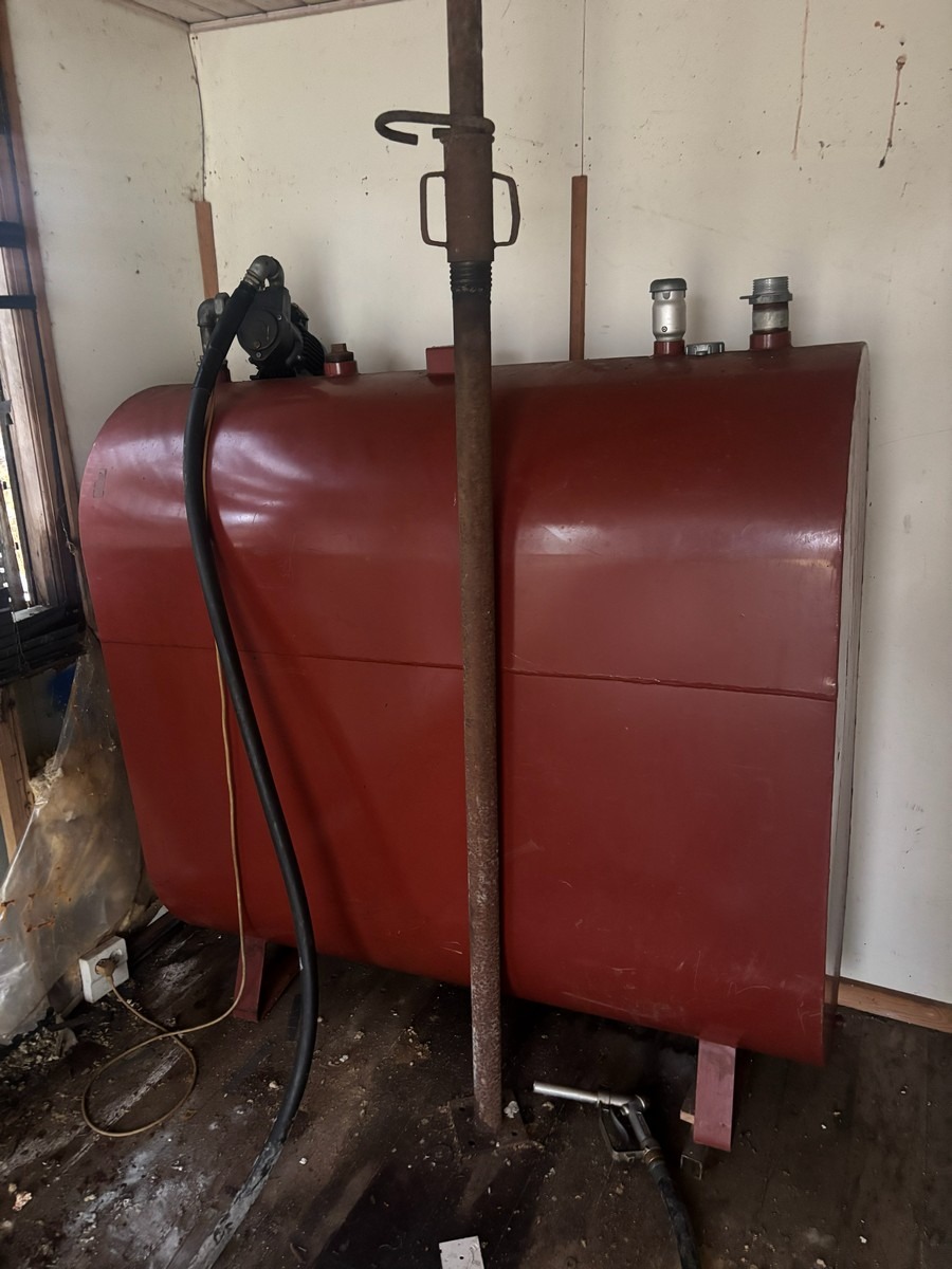 1.200 liter Diesel/olie tank med pumpe ( Med form for indhold i) 