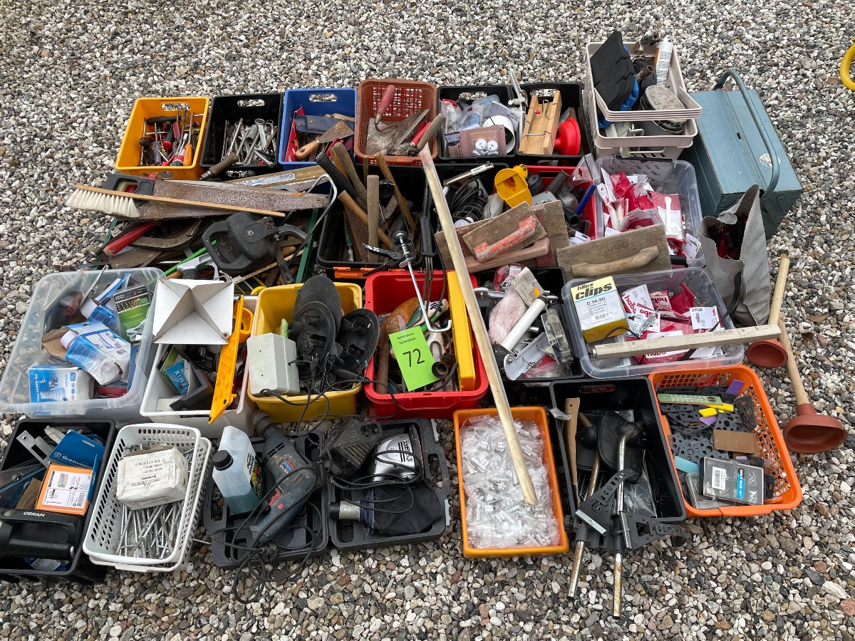 Stort parti værktøj, beslag, fiskeudstyr, campingudstyr. 