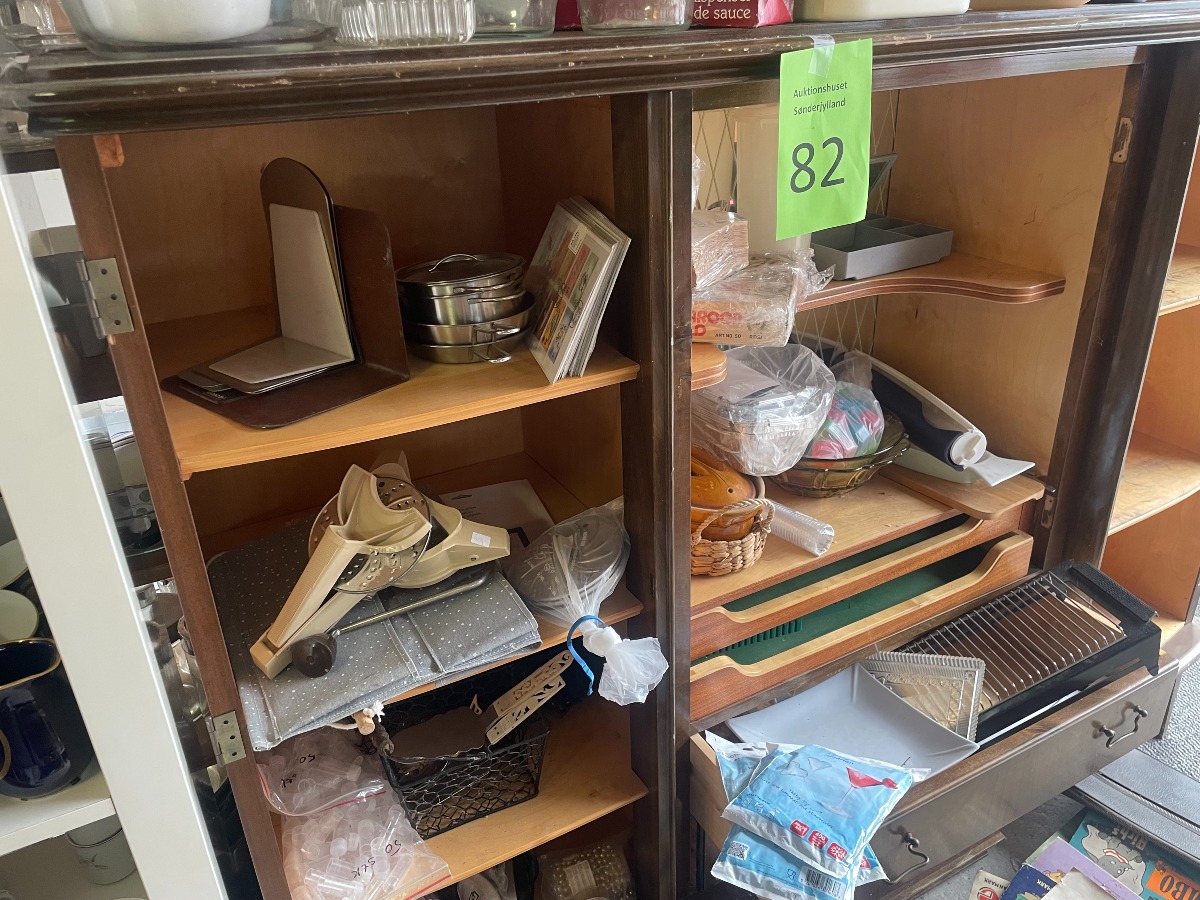 2 flyttekasser med blandede nye og brugte varer