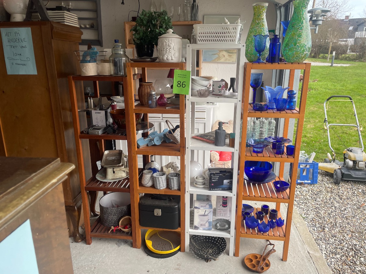 3 flyttekasser + 1 lille kasse med diverse indbo / “Lopper” 