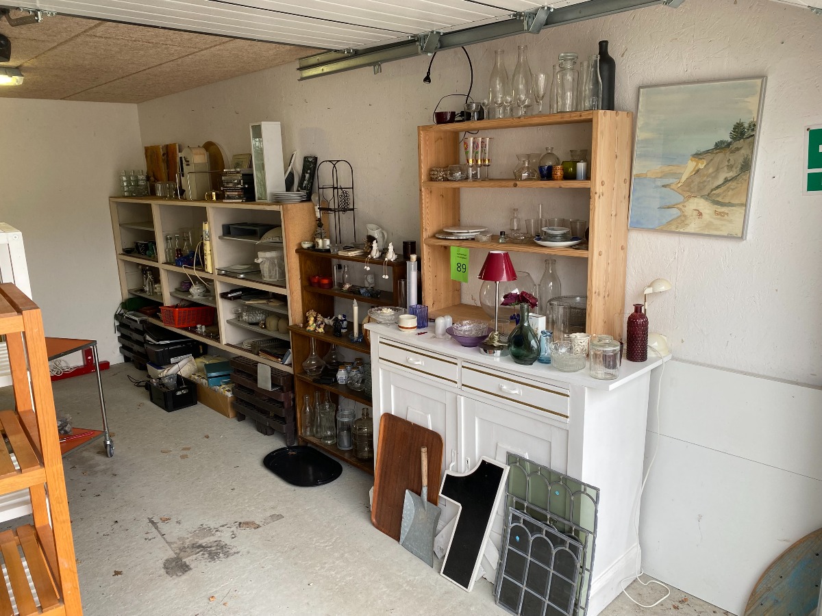 7 flyttekasser med diverse indbo / “Lopper” + 1 kasse pærer 