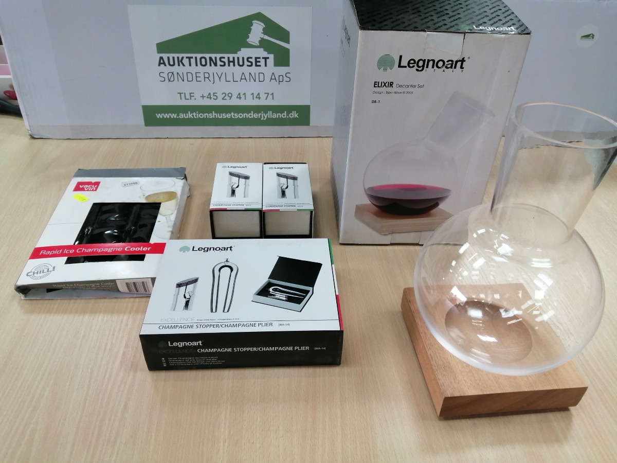 Vinkaraffel, køler samt propper.