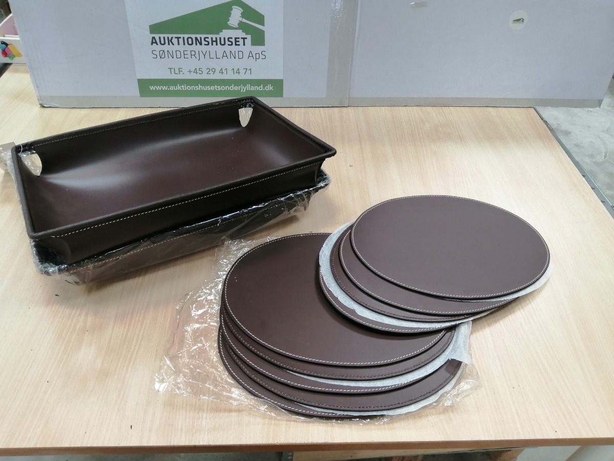 2 Brødbakker m. 10 dækkeservietter. 