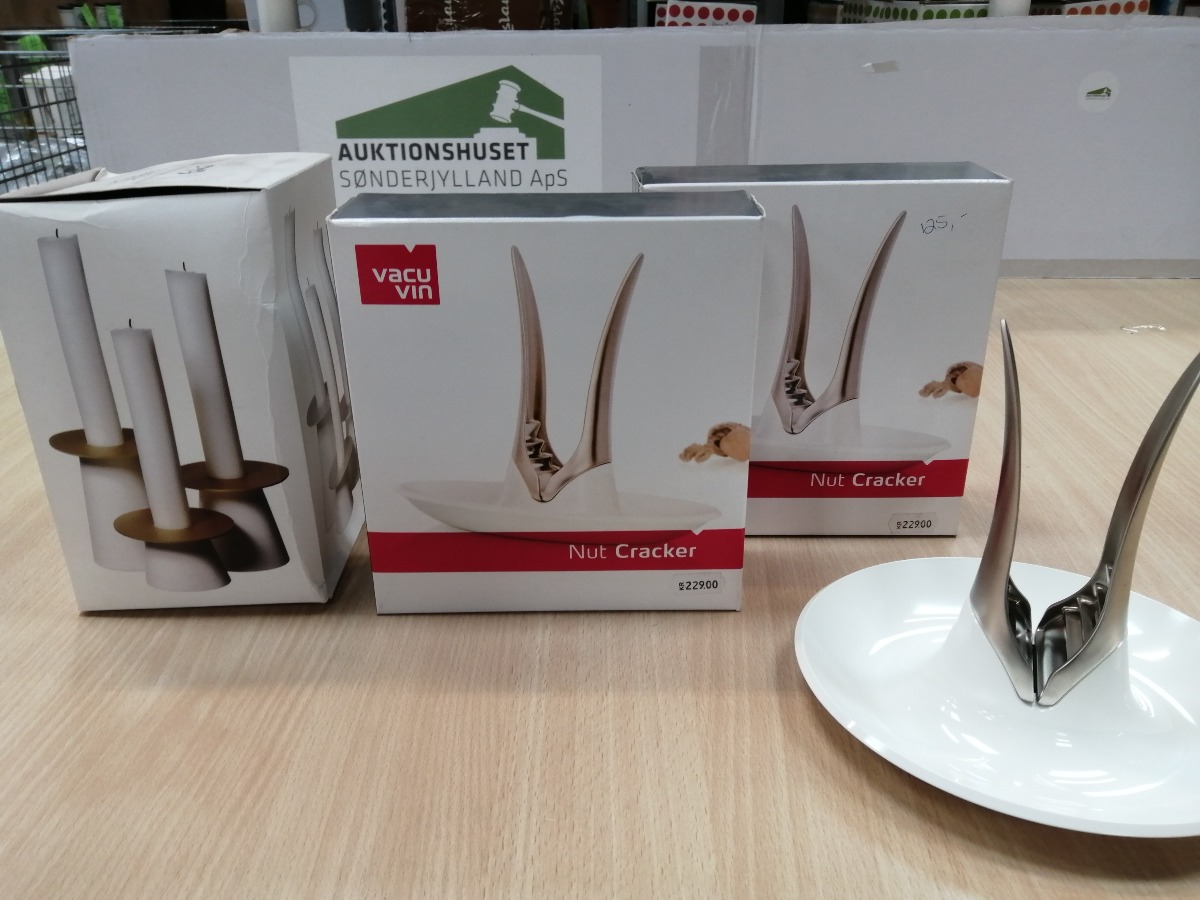 Lysestage med 2 nøddeknækker