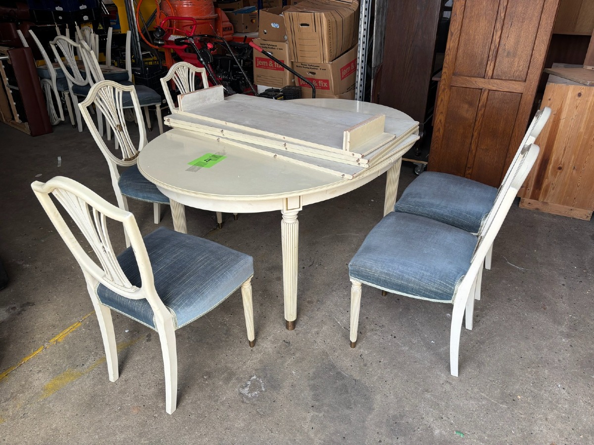 Ovalt spisebord med tillægsplader, samt 10 stole