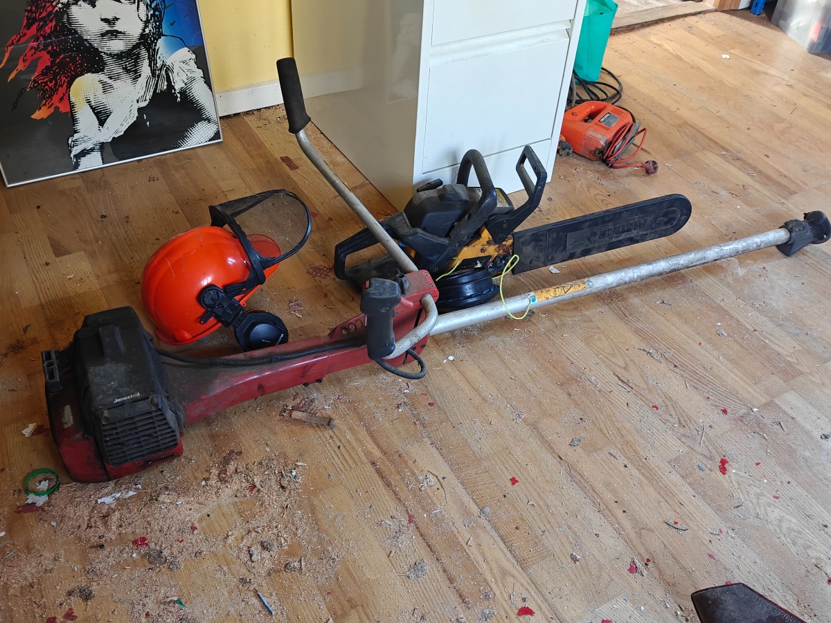 Buskrydder, motovsav & hjelm. 