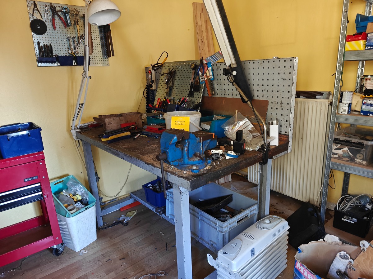 Værkstedsbord m/skruestik & værktøjstavler. 
