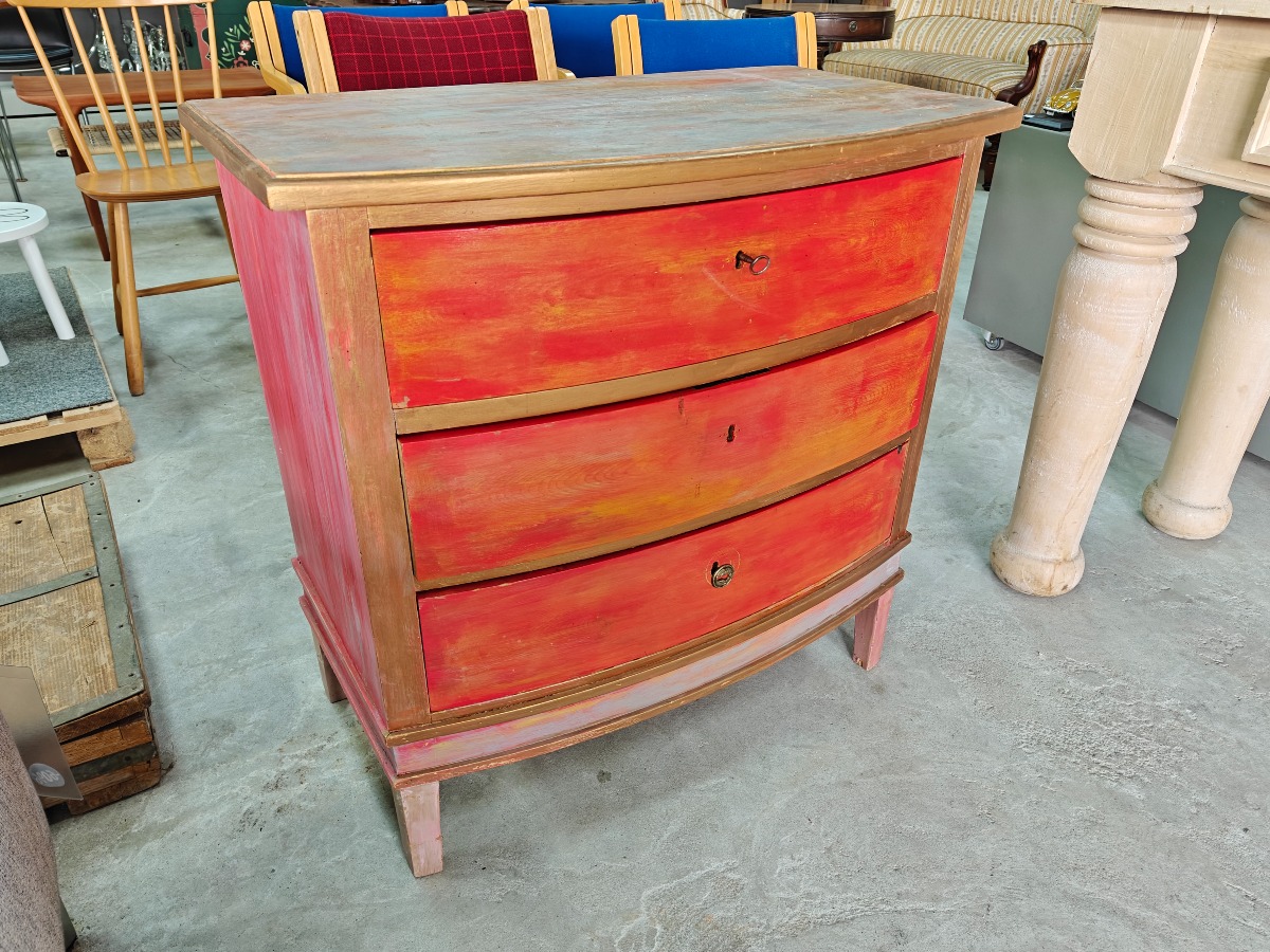 Kommode af almuemalet fyr