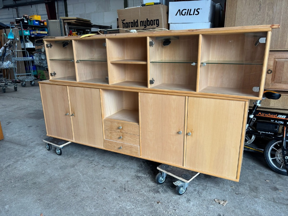  Skænk med overskab og vitrinedøre samt indbygget belysning