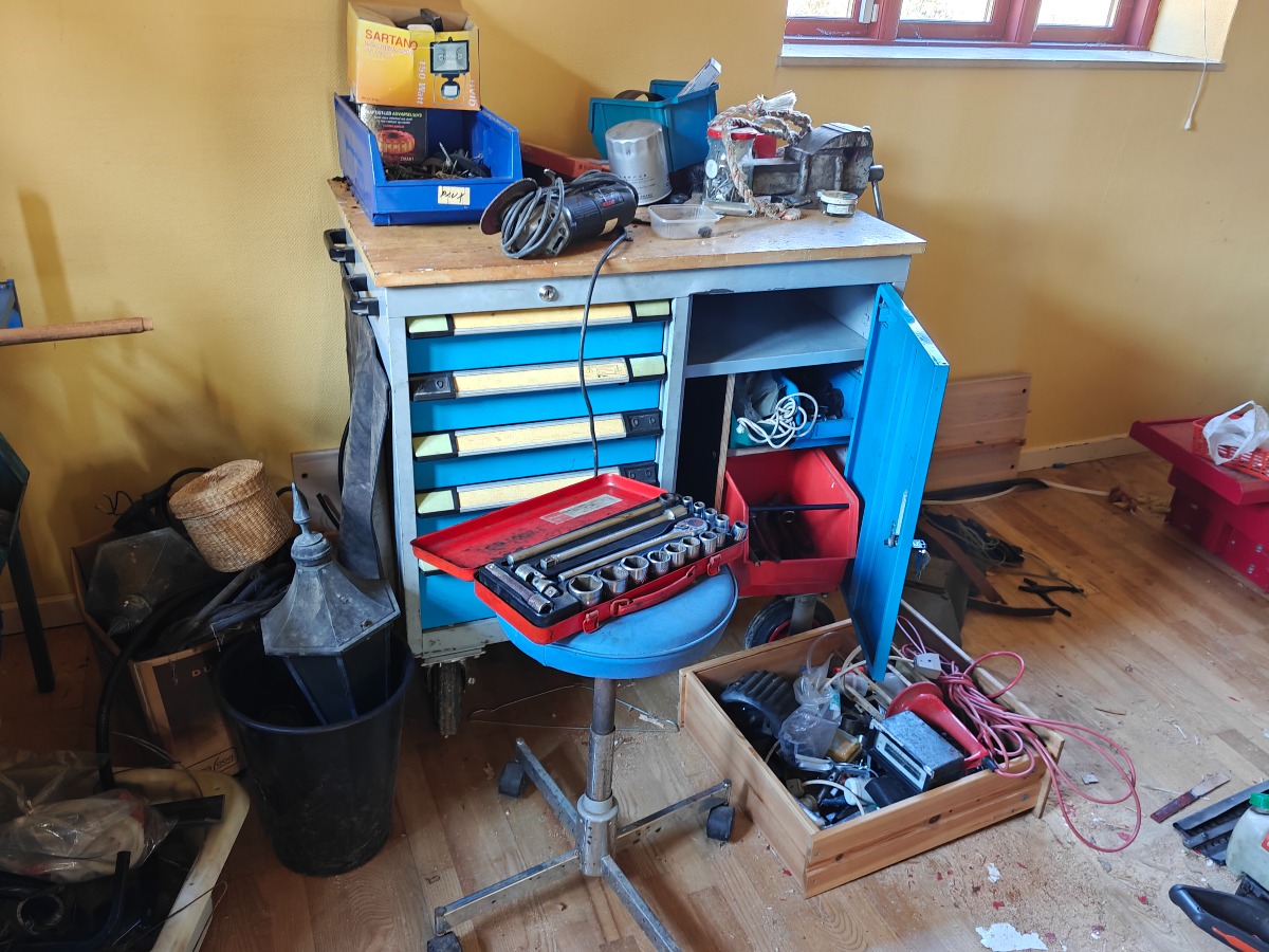 Værktøjsvogn m/skruestik, indhold 