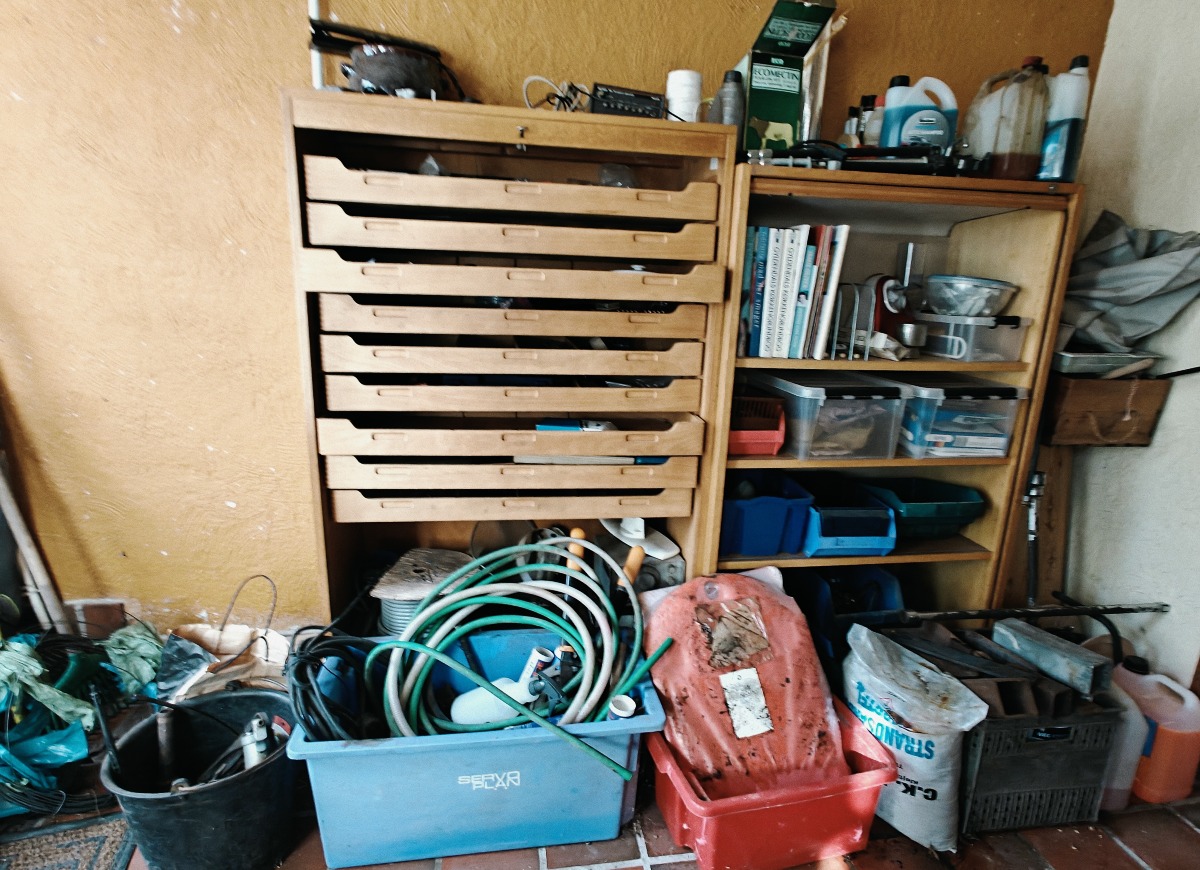 Tøm reolen og gulv foran reol. 