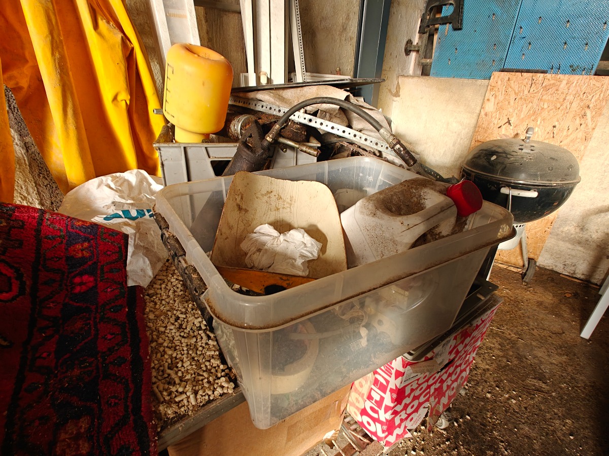 Stålbord m/indhold.