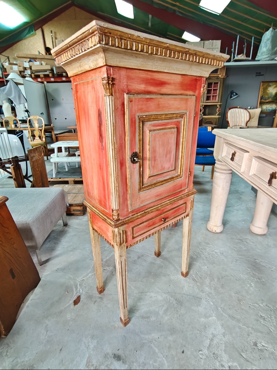 Almuemalet skab på ben