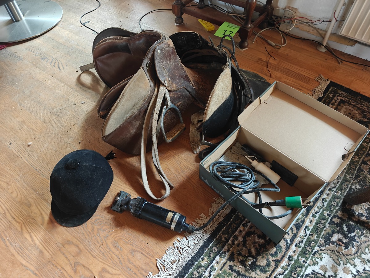 Heste-/kreaturklipper, 2 sadler & ridehjelm. 