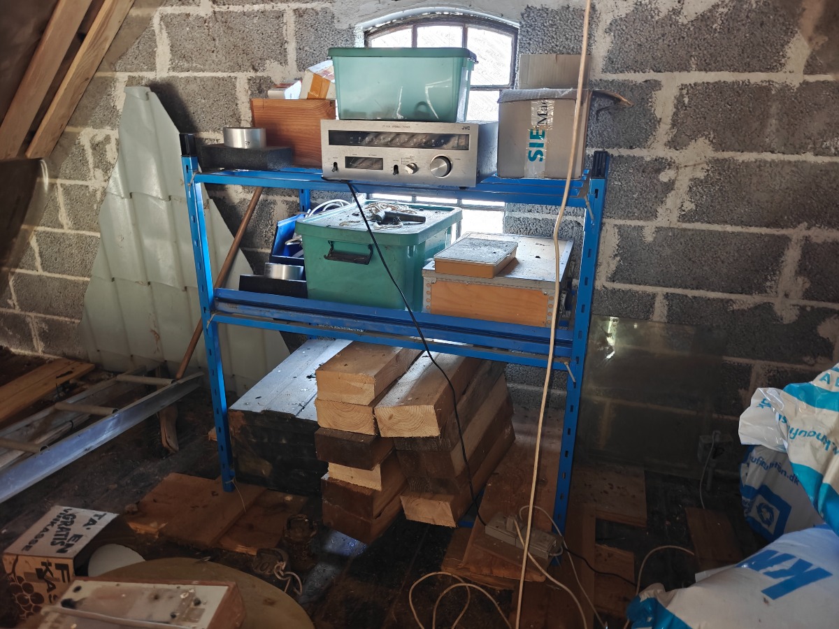 Tøm loft: Reol, elektronik mm. 