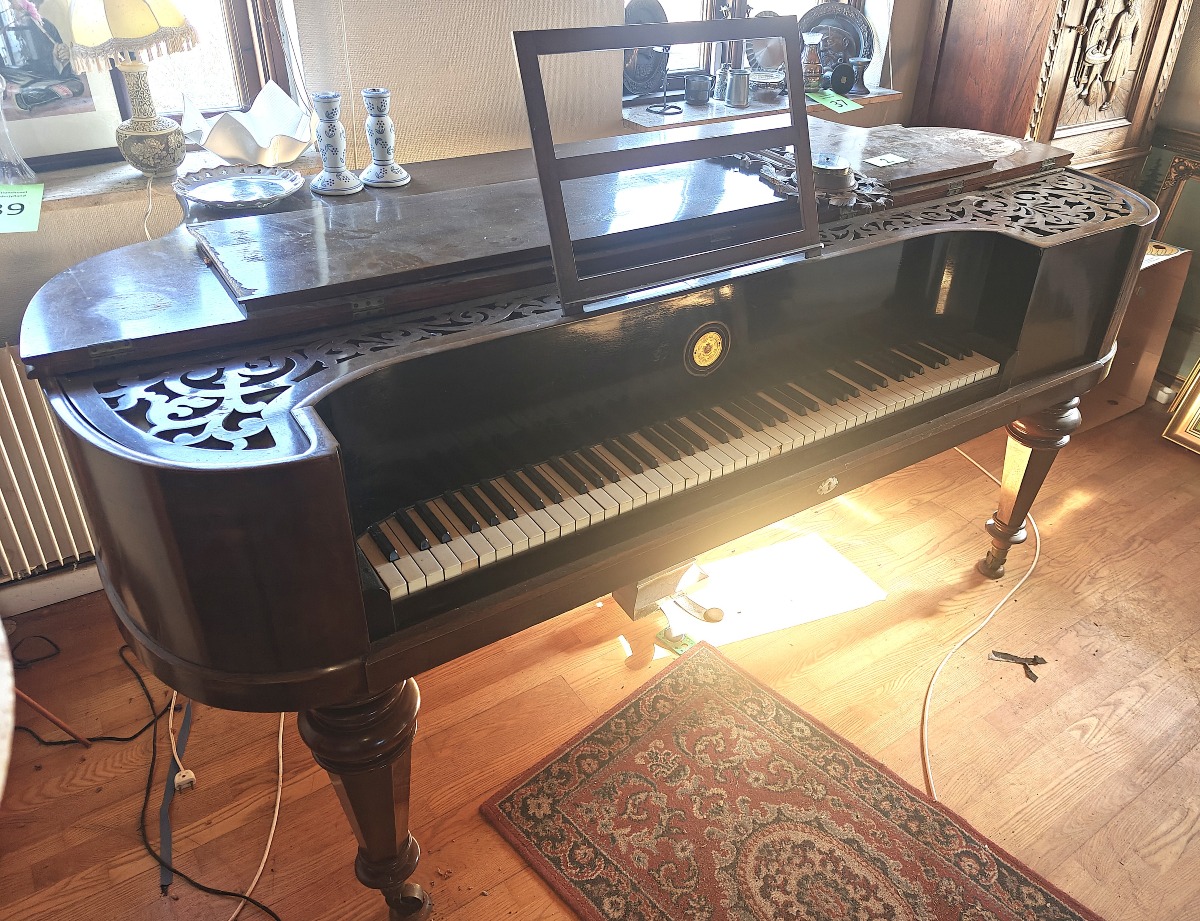 Klaver. Mrk: Hornung & Möller. Stol medfølger. 