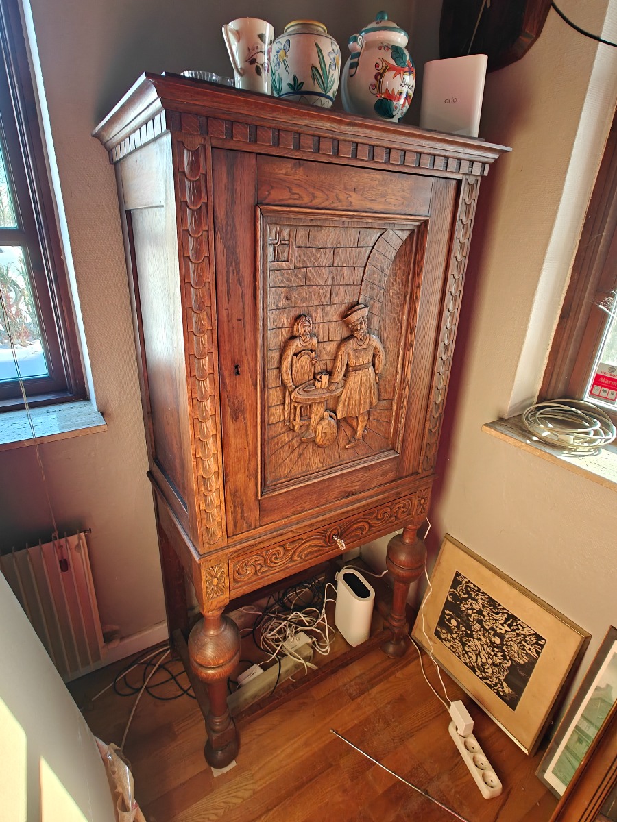 Skab m/udskæringer. Mål: H: 155 cm. B: 70 cm. D: 41 cm. Effekter på skab medfølger ikke. 