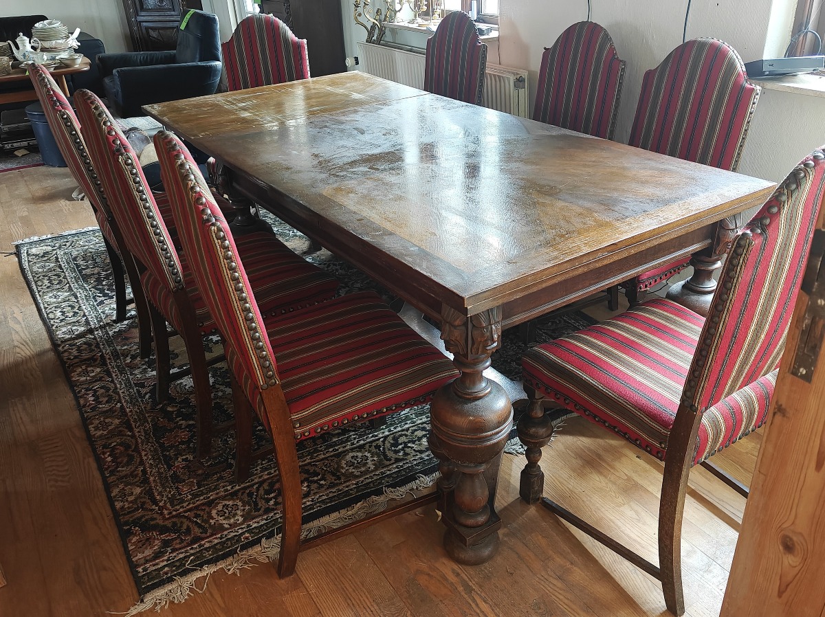 Spisebord m/2 tillægsplader og 8 stole. Bord måler 150 x 100 cm (u. plader)