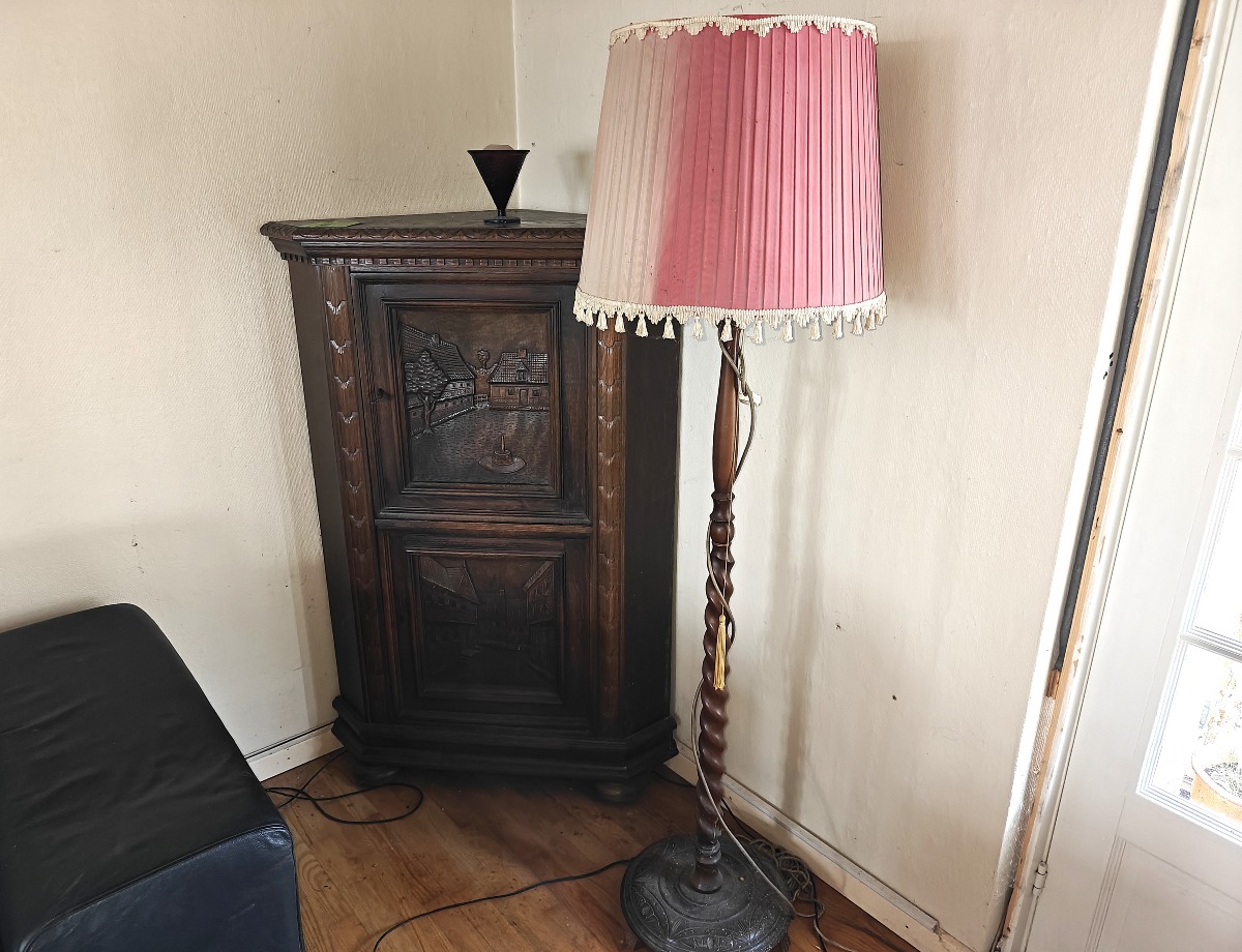 Skab m/udskæringer. Mål: H: 132 cm. Standerlampe medfølger