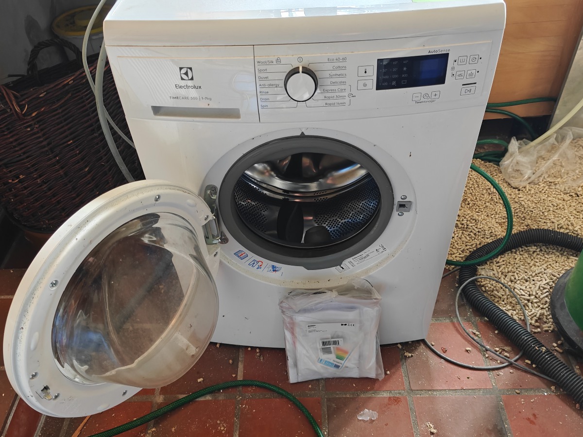 Vaskemaskine. Mrk: Electrolux. Model: EW2F3047R3. Type: FLP544341. Ubrugt.