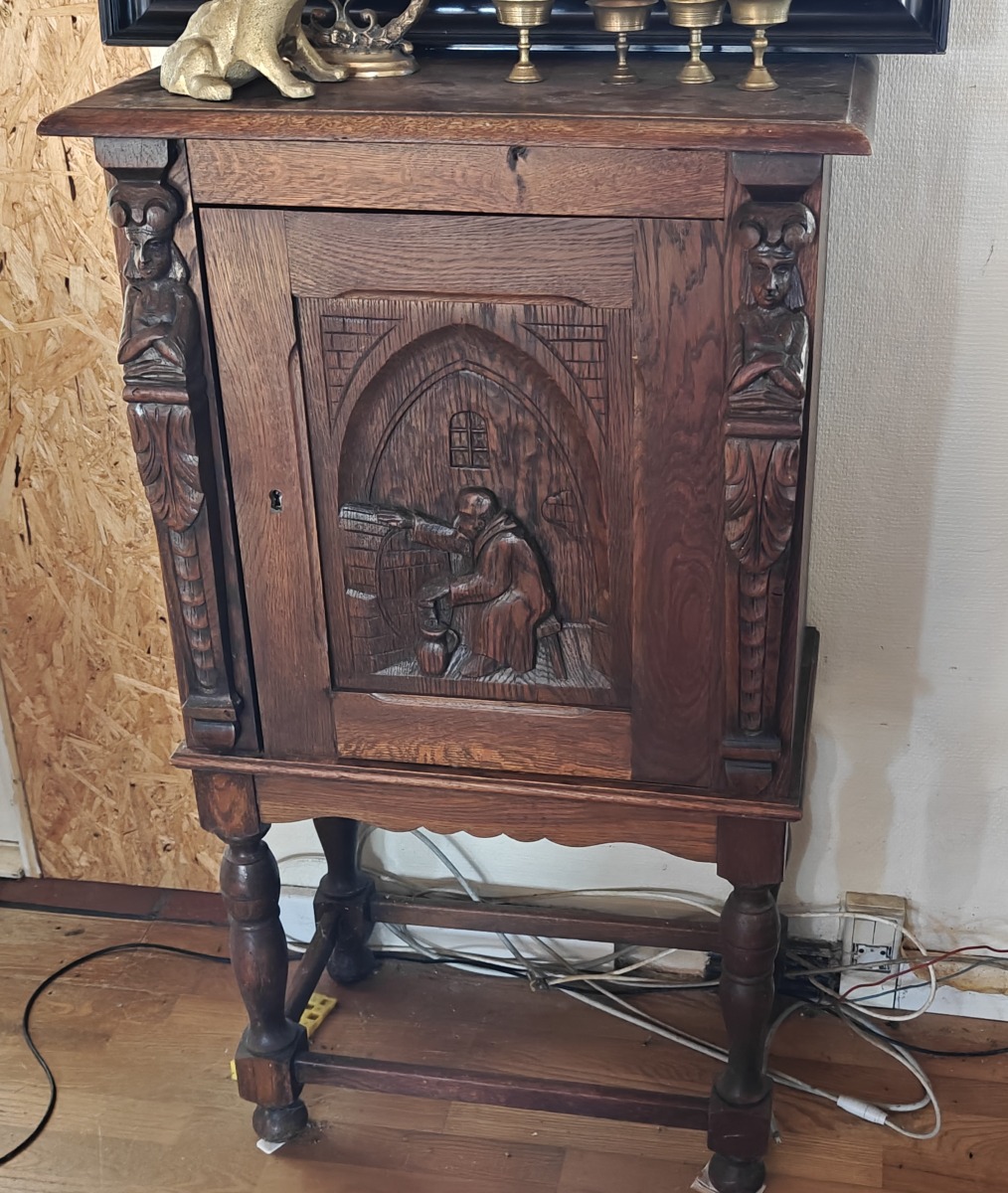 Skab m/udskæringer. Mål: H: 105 cm. B: 60 cm. D: 35 cm. Effekter på skab medfølger ikke. 