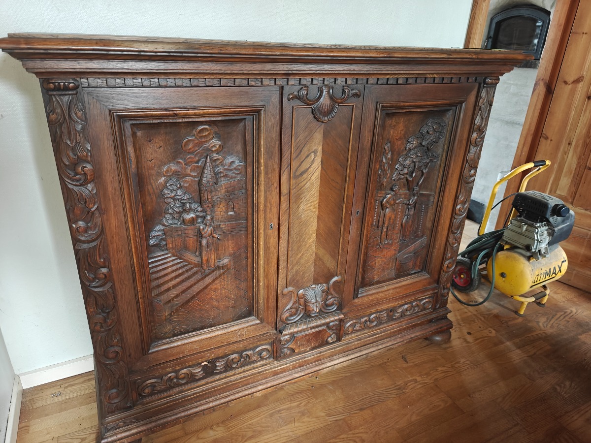 Skab m/udskæringer. Mål: 150 x 60 x 130 cm. Effekter på skab medfølger ikke. 