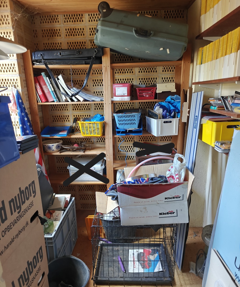 Tøm rummet.  Transportbur t/hund, kuffert, bøger, OBS: Mapper, papirer & ringbind medfølger ikke. Står i stueplan. 
